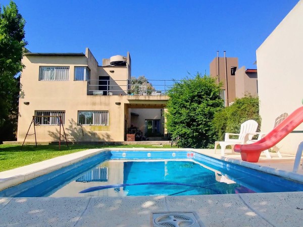 Casa en venta cuatro ambientes con piscina Escobar