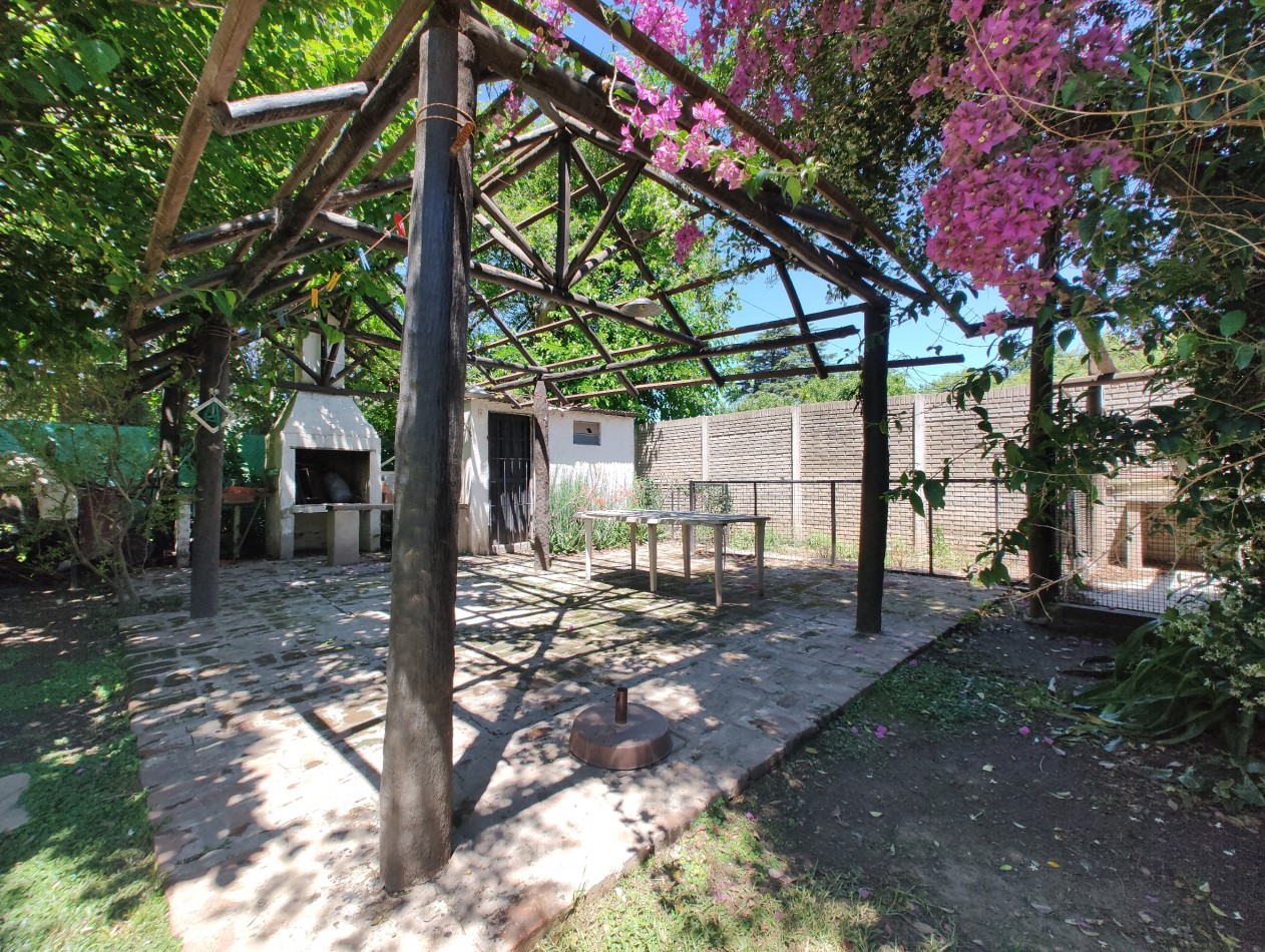 Casa 5 ambientes con piscina a metros de ruta 26. Zona de casas quinta. 